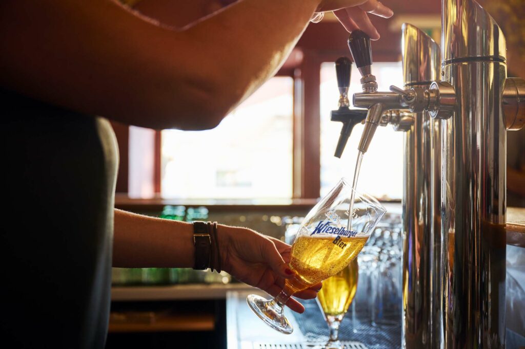 Frisch gezapftes Wieselburger Bier in der Largo Bar in Neusiedl am See