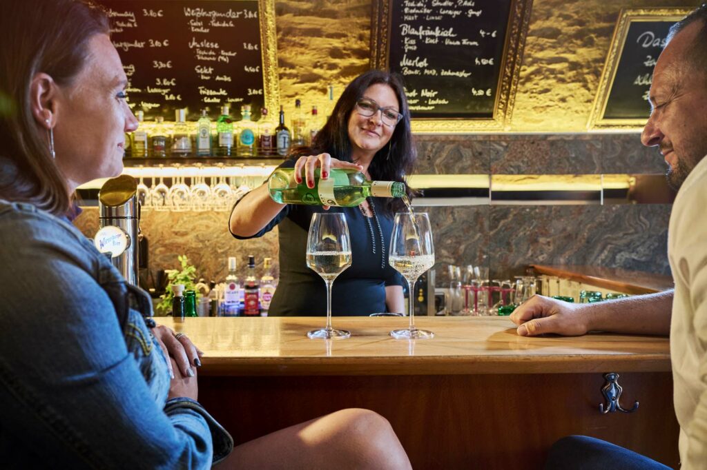 Inhaberin Bianca Hartmann hinter der Bar in ihrer Weinbar Largo in Neusiedl am See